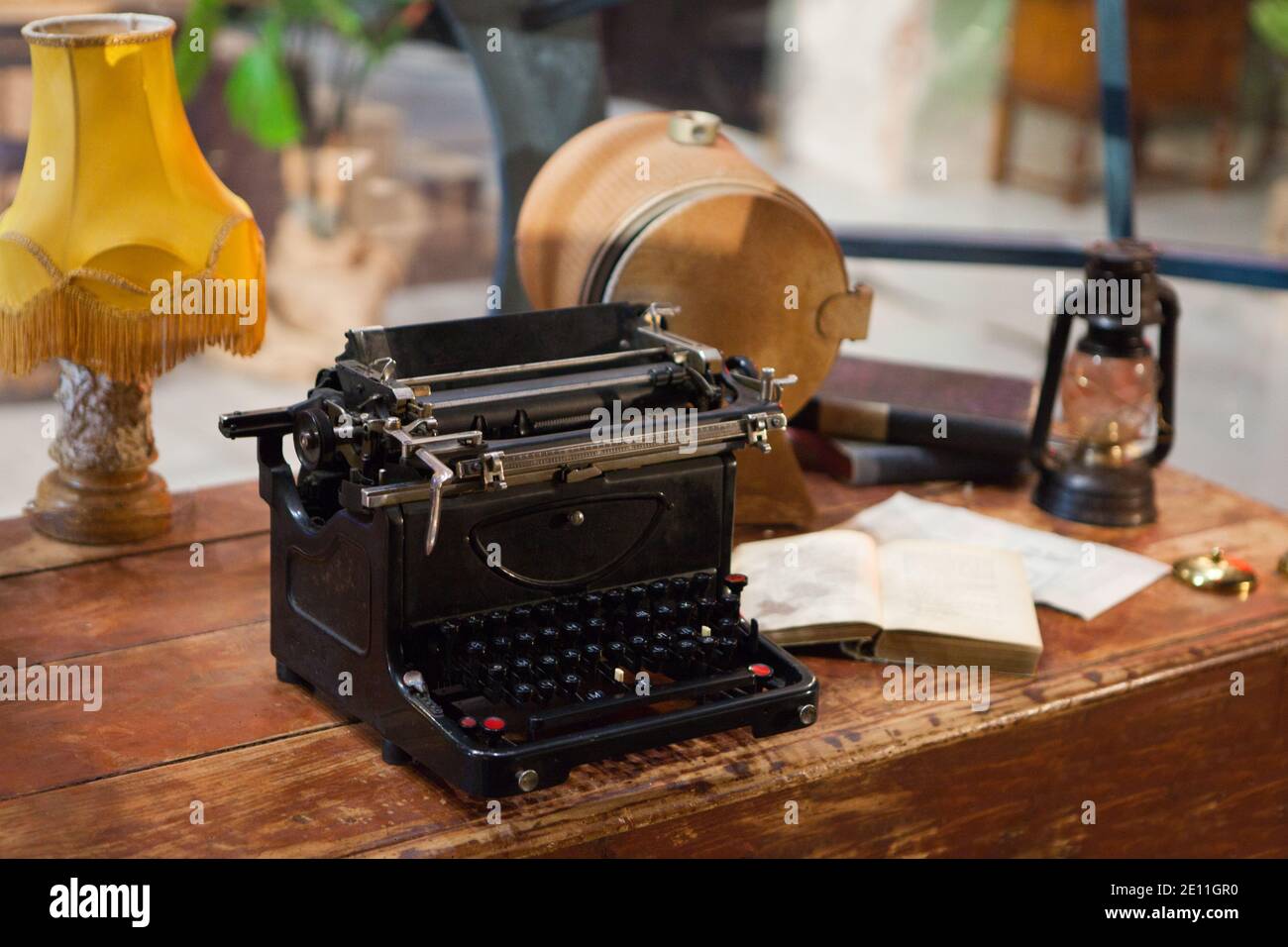 Retro-Schreibmaschine. Vintage Schreibmaschine und ein leeres Blatt Papier, retro Stockfoto