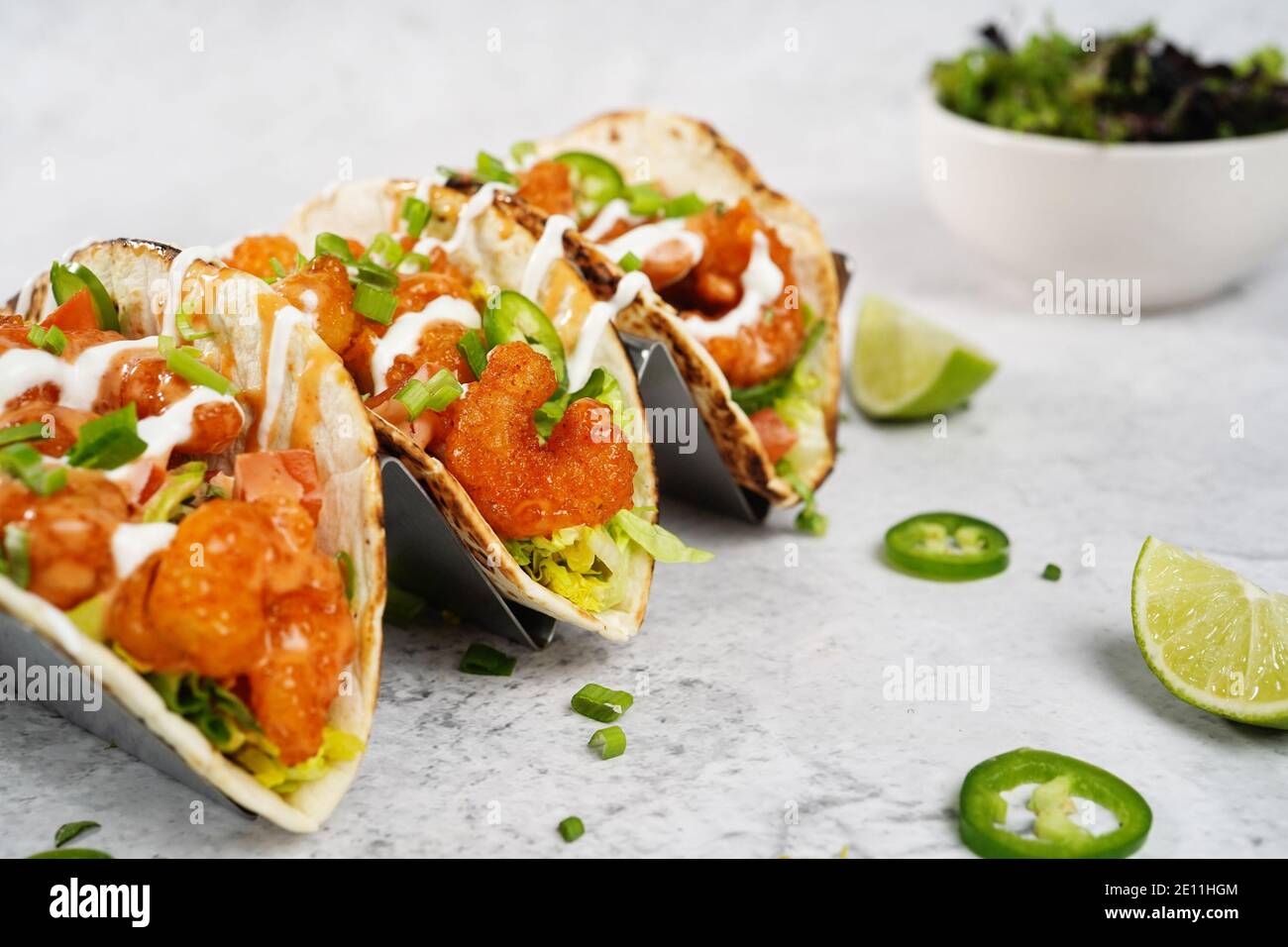 Bang Bang Shrimp Tacos auf weicher Taco-Schale Stockfoto