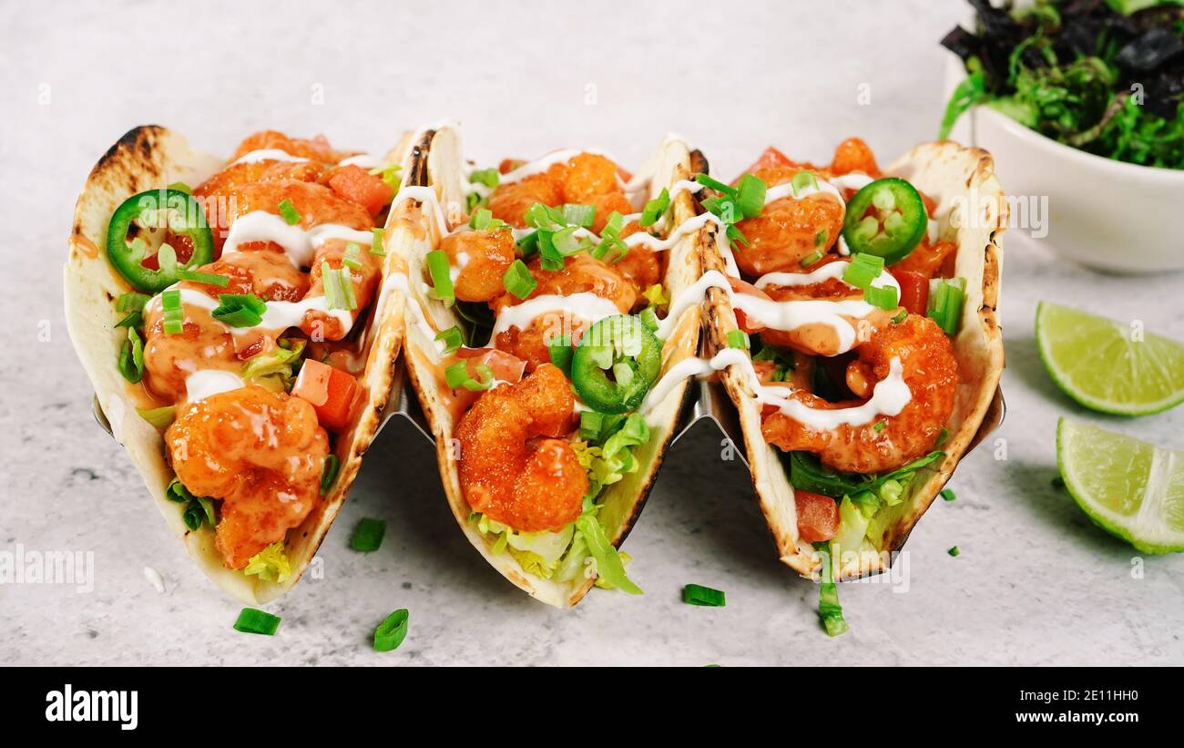 Bang Bang Shrimp Tacos auf weicher Taco-Schale Stockfoto