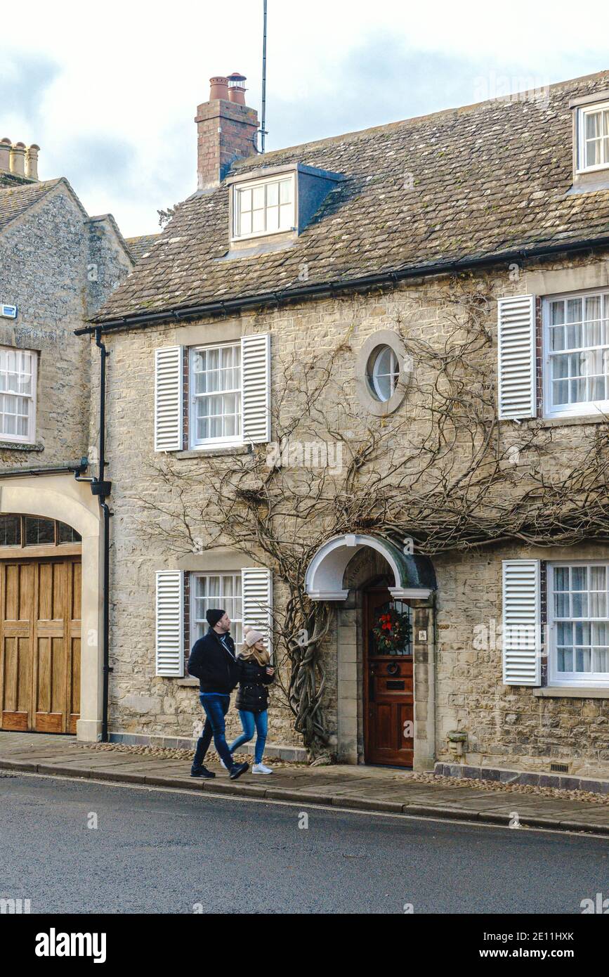 Ein Mann und eine Frau gehen an Chaucer's House in der Park Street, Woodstock, Oxfordshire vorbei. Winter 2020 Stockfoto