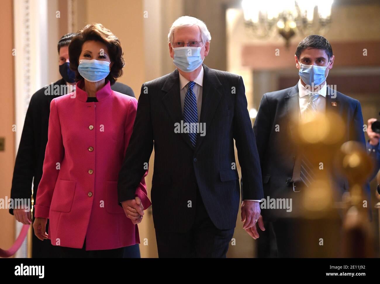 Washington, Usa. Januar 2021. Der Mehrheitsführer des Senats, R-Ky., und seine Frau Transportministerin Elaine Chao gehen am ersten Tag des 117. Kongresses in Washington, DC, am Sonntag, den 3. Januar 2020, zum Senatsboden im US-Kapitolgebäude. Foto von Kevin Dietsch/UPI Kredit: UPI/Alamy Live News Stockfoto