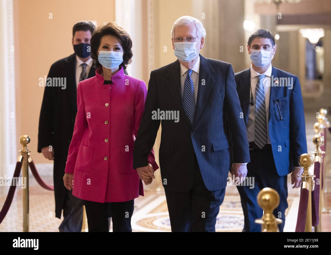 Washington, Usa. Januar 2021. Der Mehrheitsführer des Senats, R-Ky., und seine Frau Transportministerin Elaine Chao gehen am ersten Tag des 117. Kongresses in Washington, DC, am Sonntag, den 3. Januar 2020, zum Senatsboden im US-Kapitolgebäude. Foto von Kevin Dietsch/UPI Kredit: UPI/Alamy Live News Stockfoto