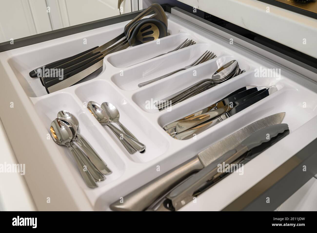 Offene Schublade mit Besteck in modernen weiß woden Küche in Klassischer Style Stockfoto