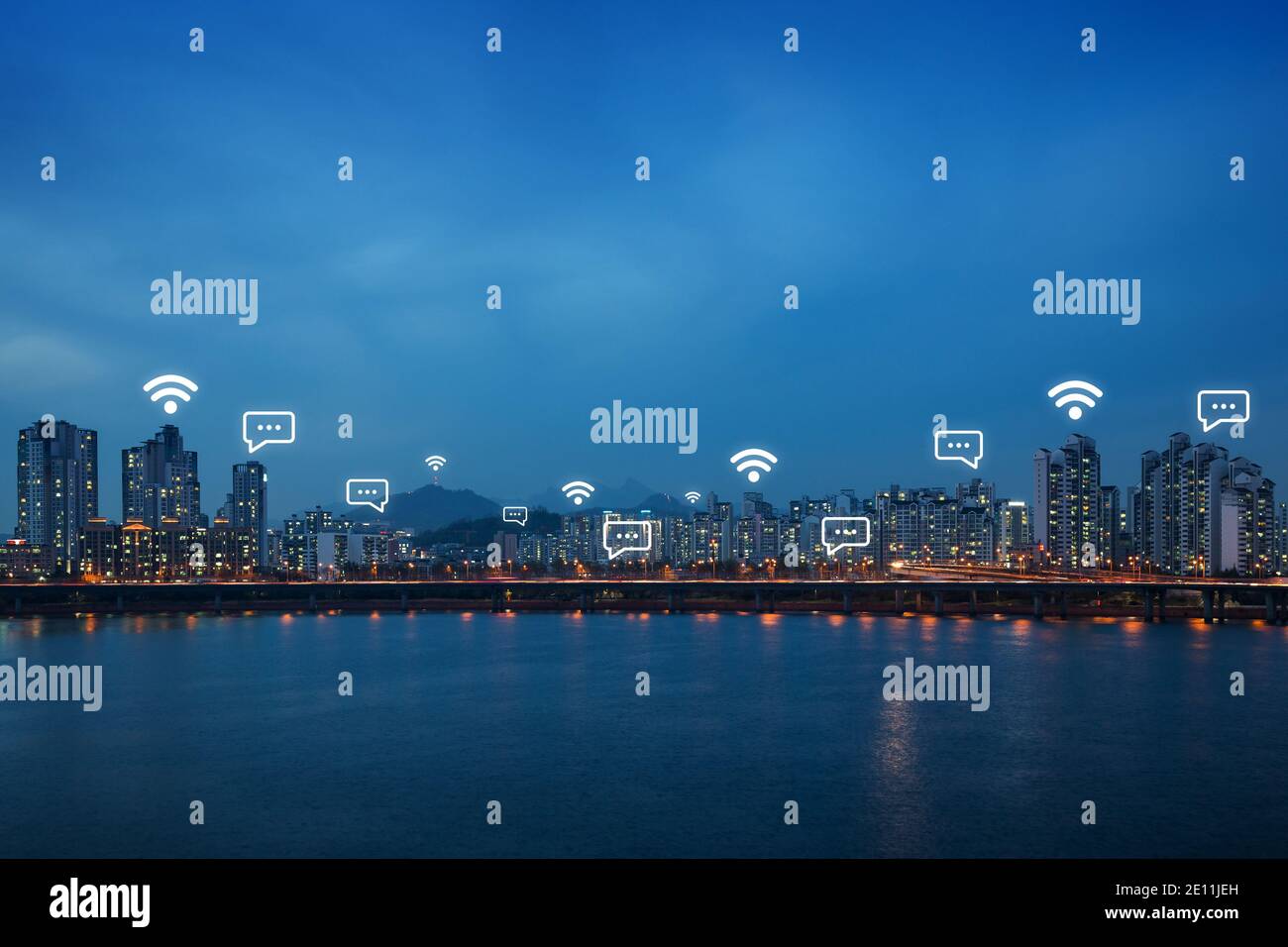 Beleuchtetes Wohnviertel in Seoul, Südkorea, bei Dämmerung. Drahtlose Netzwerkverbindung, WLAN, Smart City und Online-Messaging-Konzept. Speicherplatz kopieren. Stockfoto