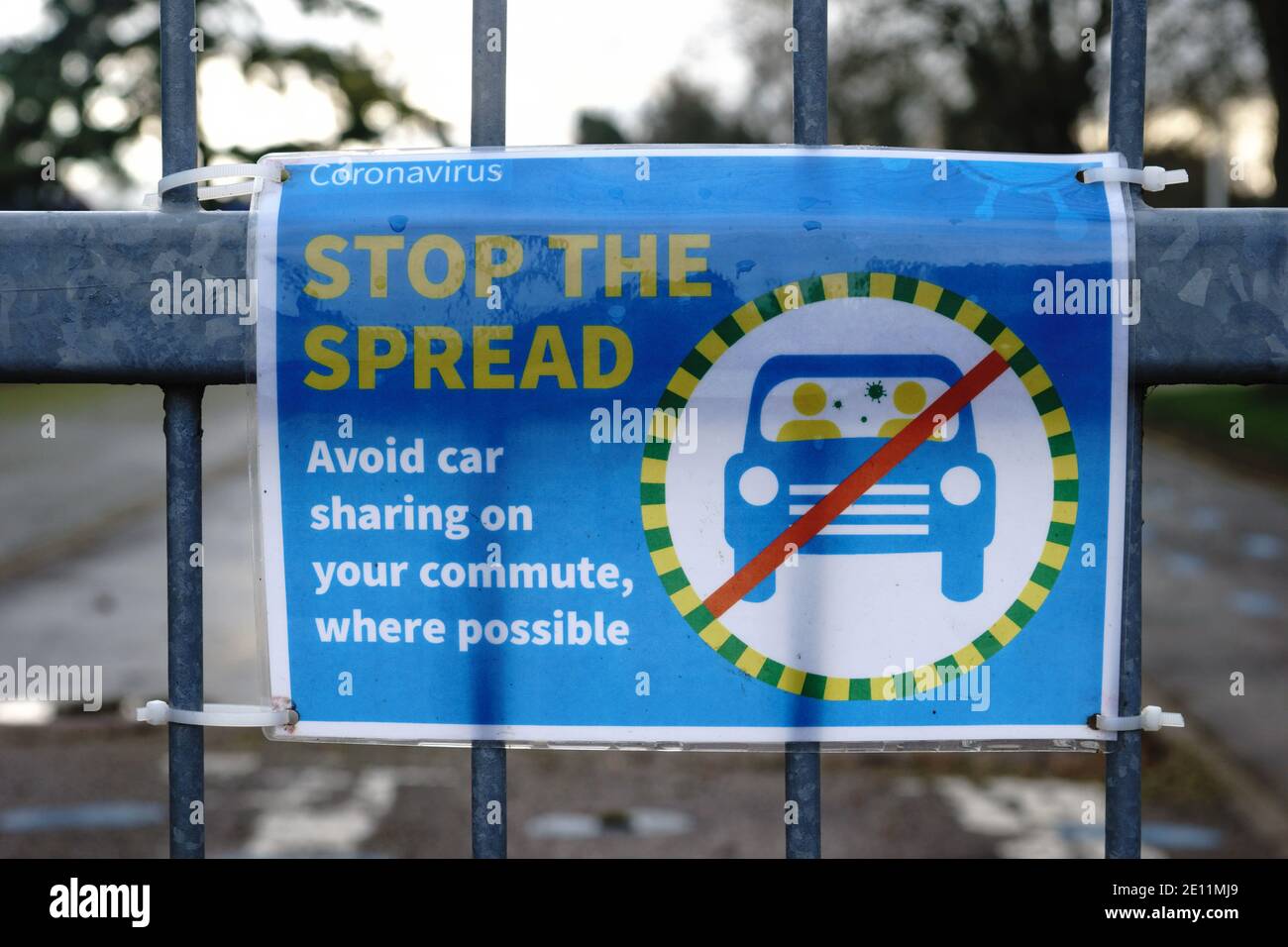Schilder, die auf Coronavirus Ausbreitung und Management an einem Schultor angebracht beraten. 'Stoop the Spread' 'Wir sind alle verantwortlich'. „Gehende Hände“. Stockfoto