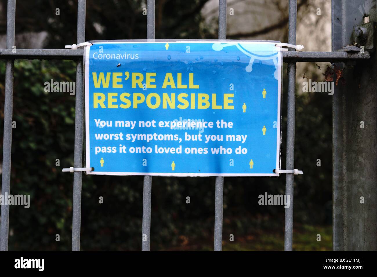 Schilder, die auf Coronavirus Ausbreitung und Management an einem Schultor angebracht beraten. 'Stoop the Spread' 'Wir sind alle verantwortlich'. „Gehende Hände“. Stockfoto