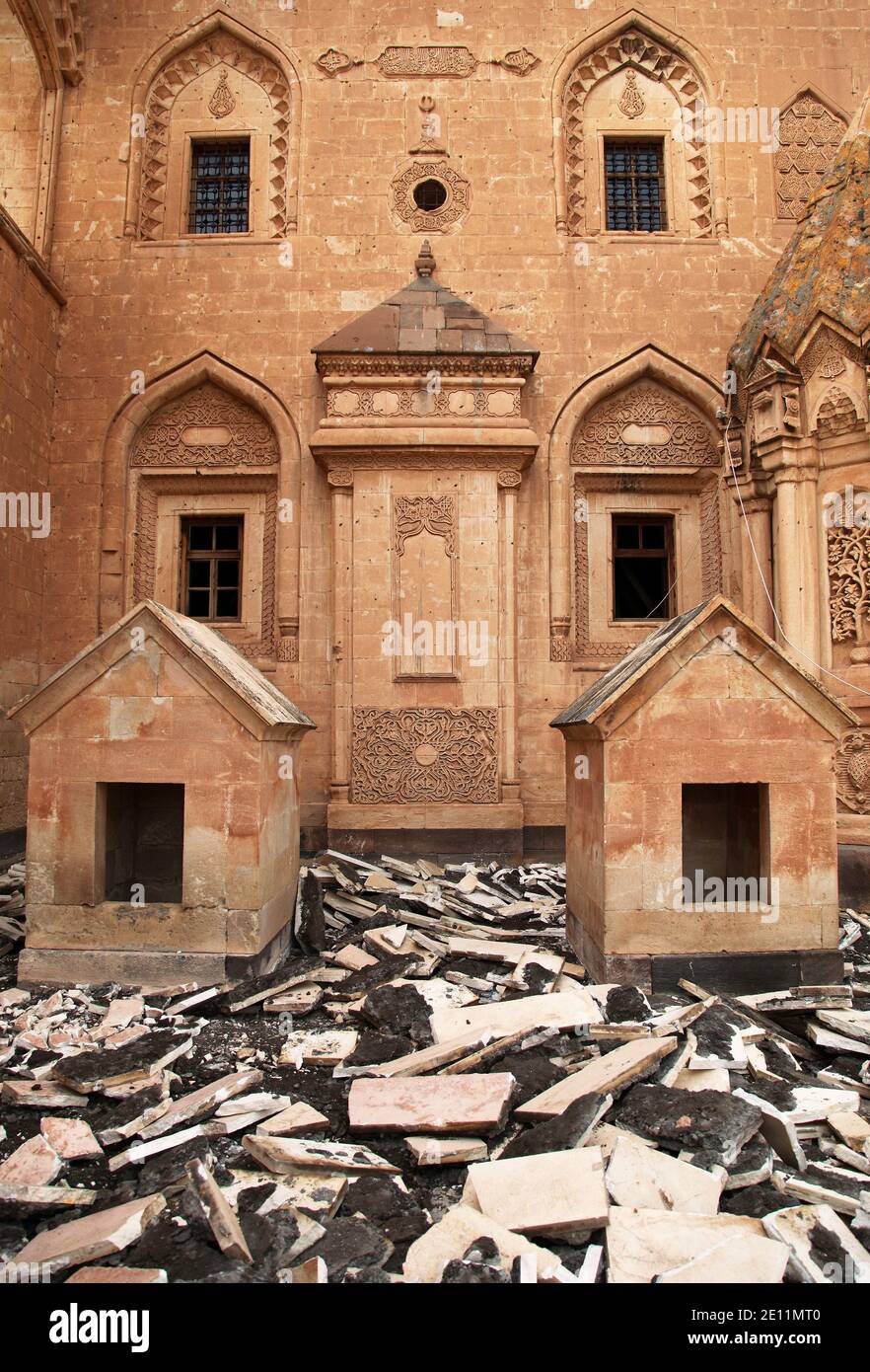 Restaurierung im alten osmanischen Ishak Pasha Palast in der Nähe von Dogubeyazit Stadt in Agri, Türkei. Der Palast ist auf einem Hügel an der Seite eines Berges gebaut. Stockfoto