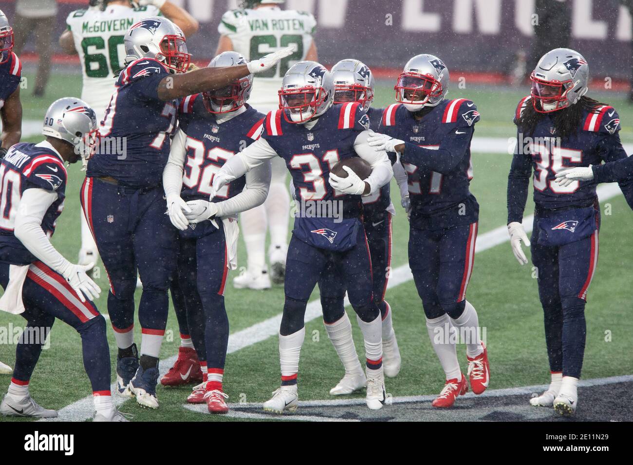 New England Patriots Defensive Back Jonathan Jones (31) feiert sein Abfangen mit Teamkollegen im vierten Quartal gegen die New York Jets im Gillette Stadium in Foxborough, Massachusetts am Sonntag, 3. Januar 2021. Die Patrioten besiegten die Jets 28-14. Foto von Matthew Healey/UPI Stockfoto