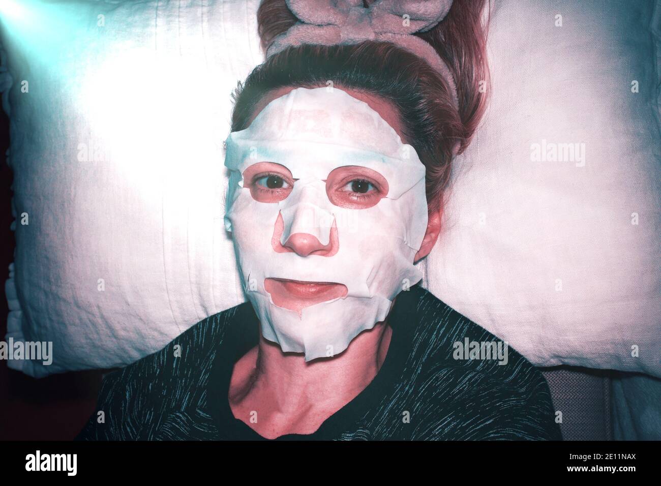 40-jährige Frau trägt eine Gesichtsmaske Home Konzept von Lifestyle und Hautpflege Stockfoto