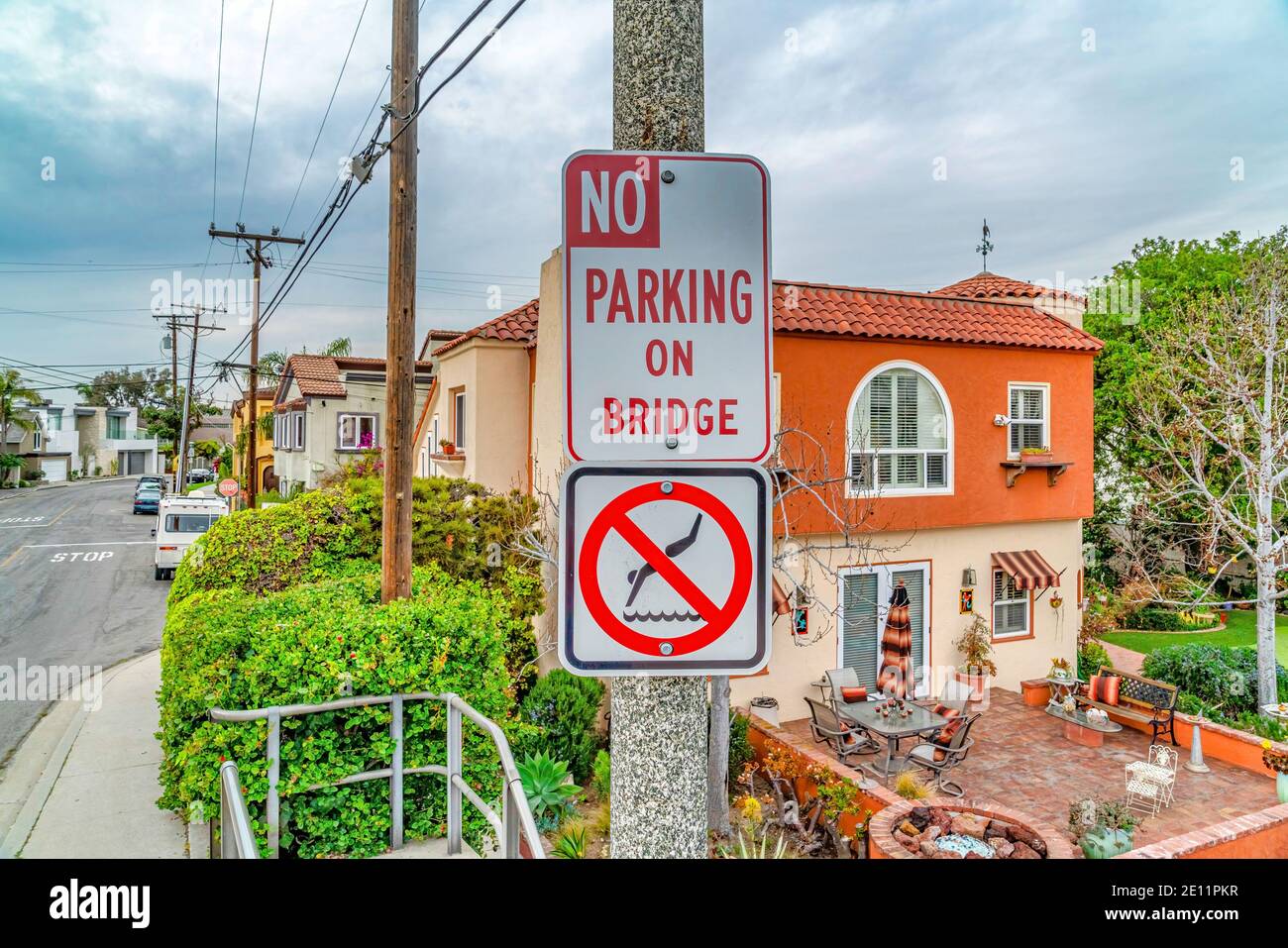 Kein Parkplatz und kein Tauchschild an einer Brücke in Ein Viertel in Long Beach CA Stockfoto
