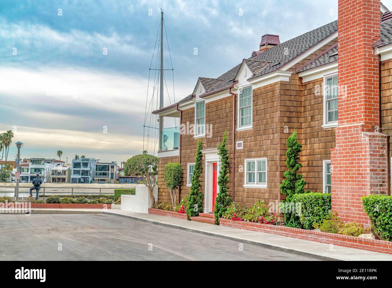 Haus mit Schindelverkleidung an Außenwand gegen Himmel mit Graue Wolken Stockfoto