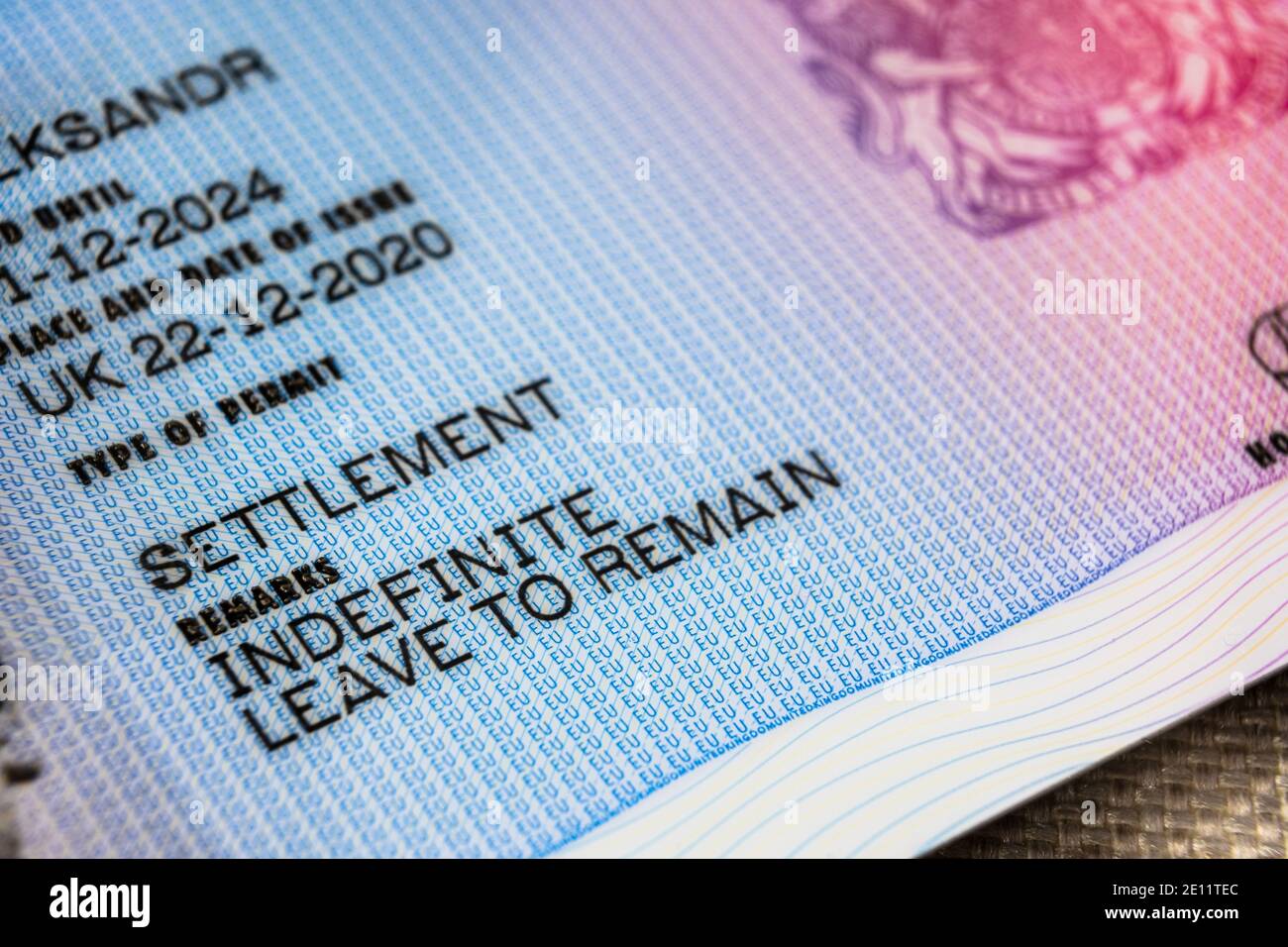 Stafford, Vereinigtes Königreich - 3. Januar 2021: Im Vereinigten Königreich ausgestellte Visa-Karten für unbefristete Aufenthaltserlaubnis (ILR). Unbefristete Verbleib (ILR) oder Perman Stockfoto