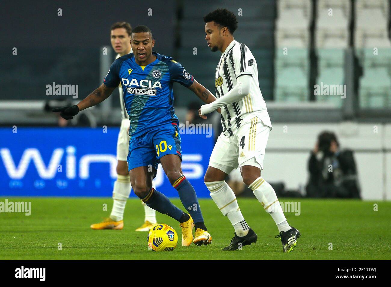 TURIN, ITALIEN - 3. JANUAR: Marvin Zeegelaar von Udinese, Weston McKennie von Juventus während der Serie EIN Spiel zwischen Juventus FC und Udinese Calcio AT Stockfoto