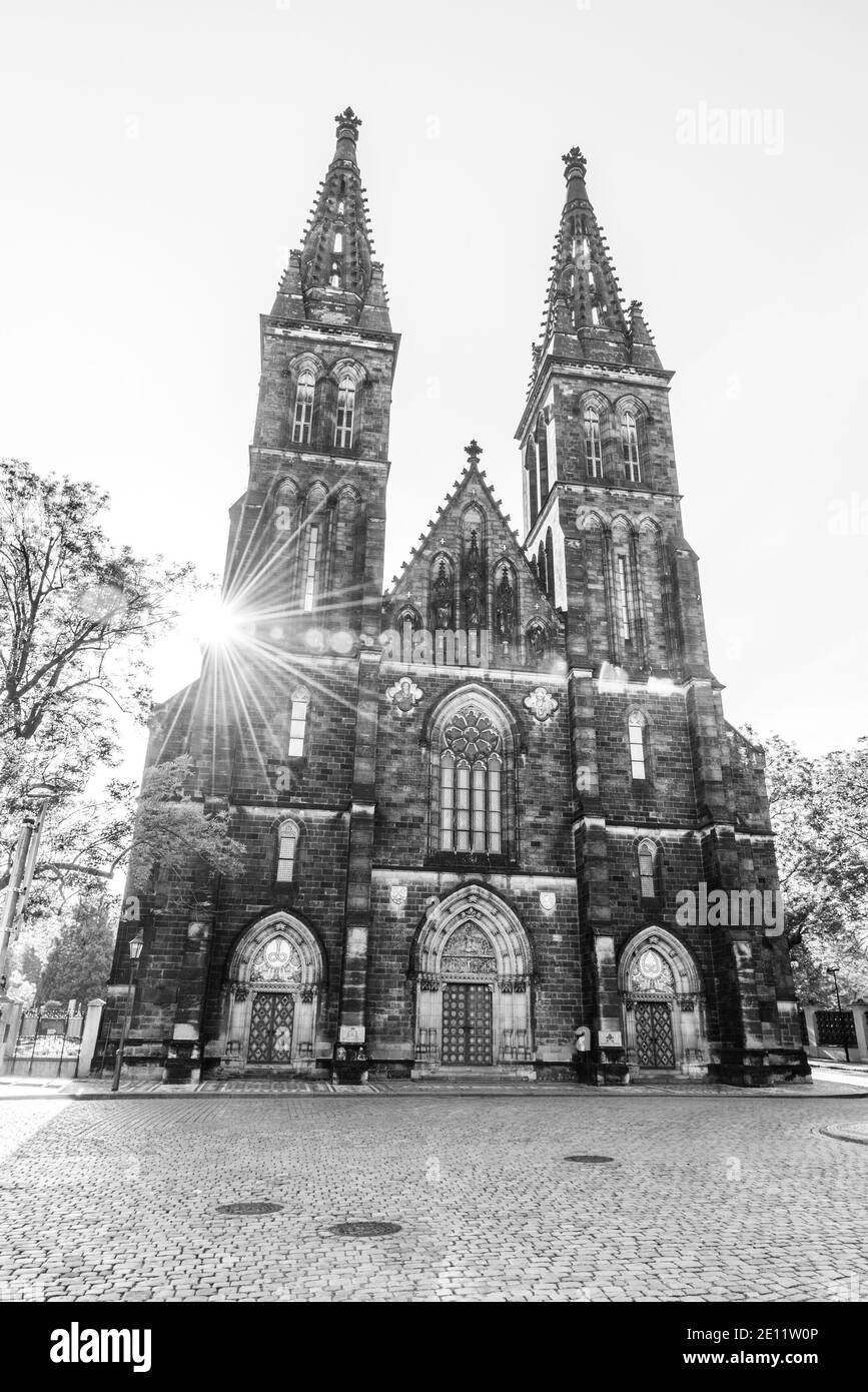 Basilika St. Peter und St. Paul in Vysehrad, Prag, Tschechische Republik. Schwarzweiß-Bild. Stockfoto