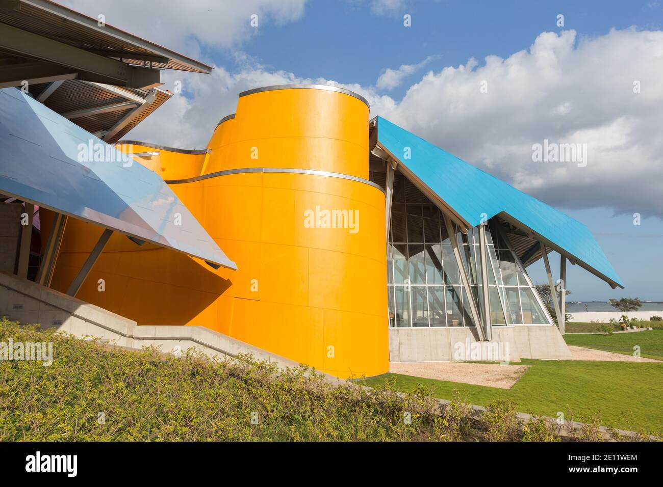 Das Biomuseo, auch bekannt als das Biodiversitätsmuseum: Panama Bridge of Life, wurde vom Architekten Frank Gehry entworfen. Es liegt am Amador Causeway Stockfoto
