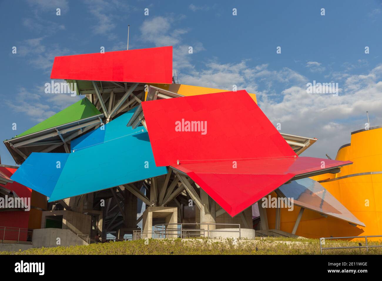 Das Biomuseo, auch bekannt als das Biodiversitätsmuseum: Panama Bridge of Life, wurde vom Architekten Frank Gehry entworfen. Es liegt am Amador Causeway Stockfoto