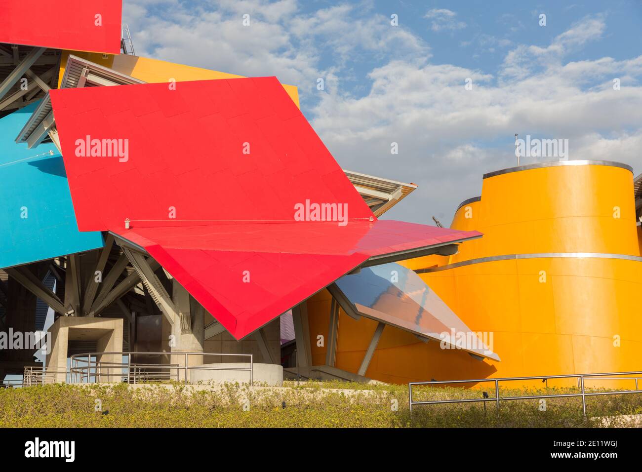 Das Biomuseo, auch bekannt als das Biodiversitätsmuseum: Panama Bridge of Life, wurde vom Architekten Frank Gehry entworfen. Es liegt am Amador Causeway Stockfoto