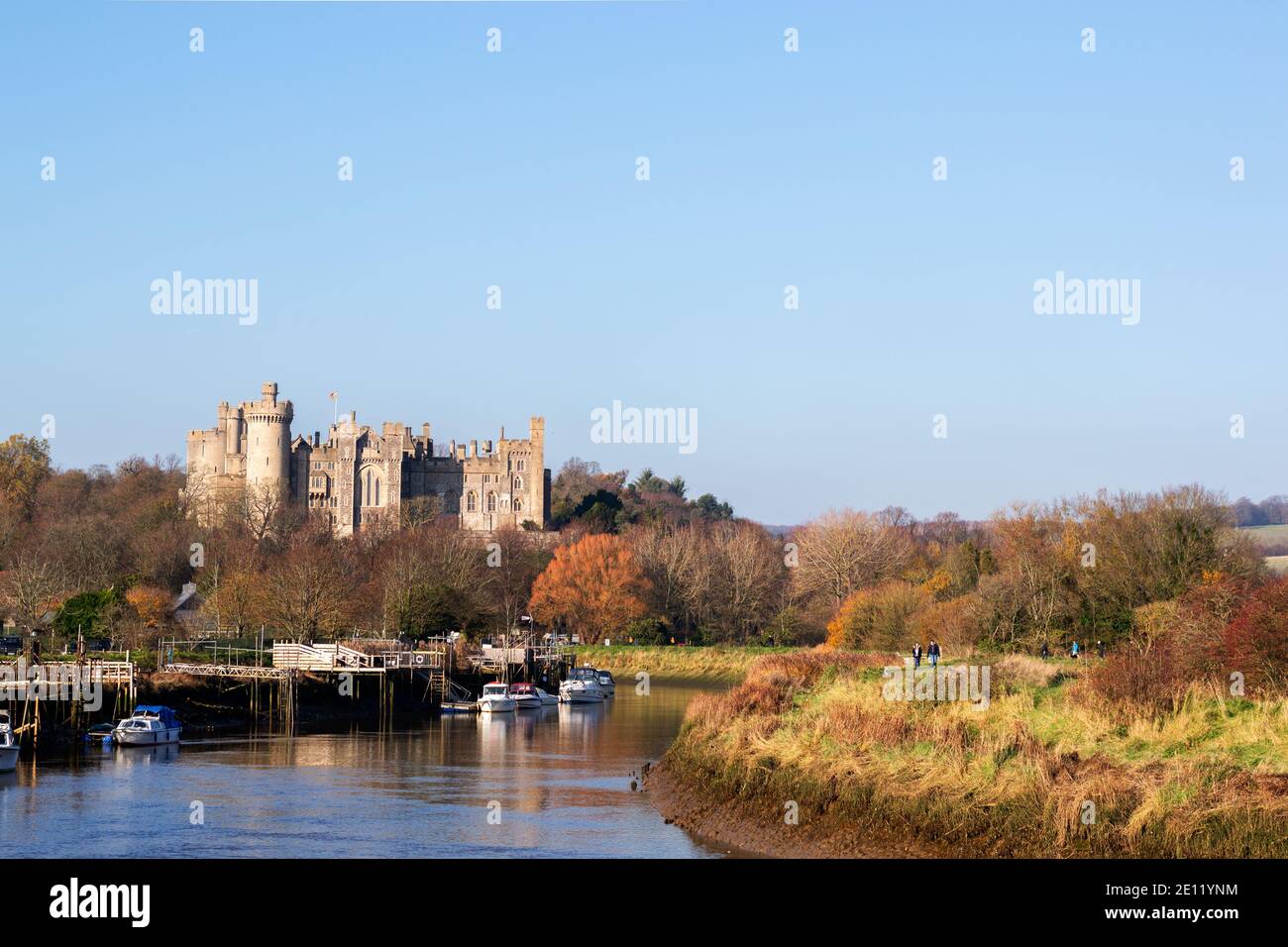 ARUNDEL, ENGLAND - 17. NOVEMBER 2018: Spaziergang entlang der Arun mit Blick auf Schloss Arundel an einem Herbstnachmittag Stockfoto