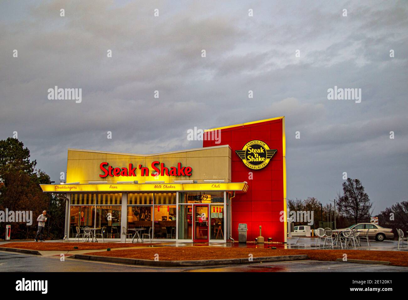 Augusta, GA USA - 01 01 21: Steak n Shake Hauseingang und eine Person Stockfoto