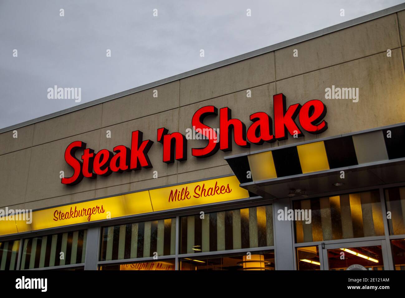 Augusta, GA USA - 01 01 21: Steak n Shake Gebäude Schild abgewinkelte Ansicht Stockfoto