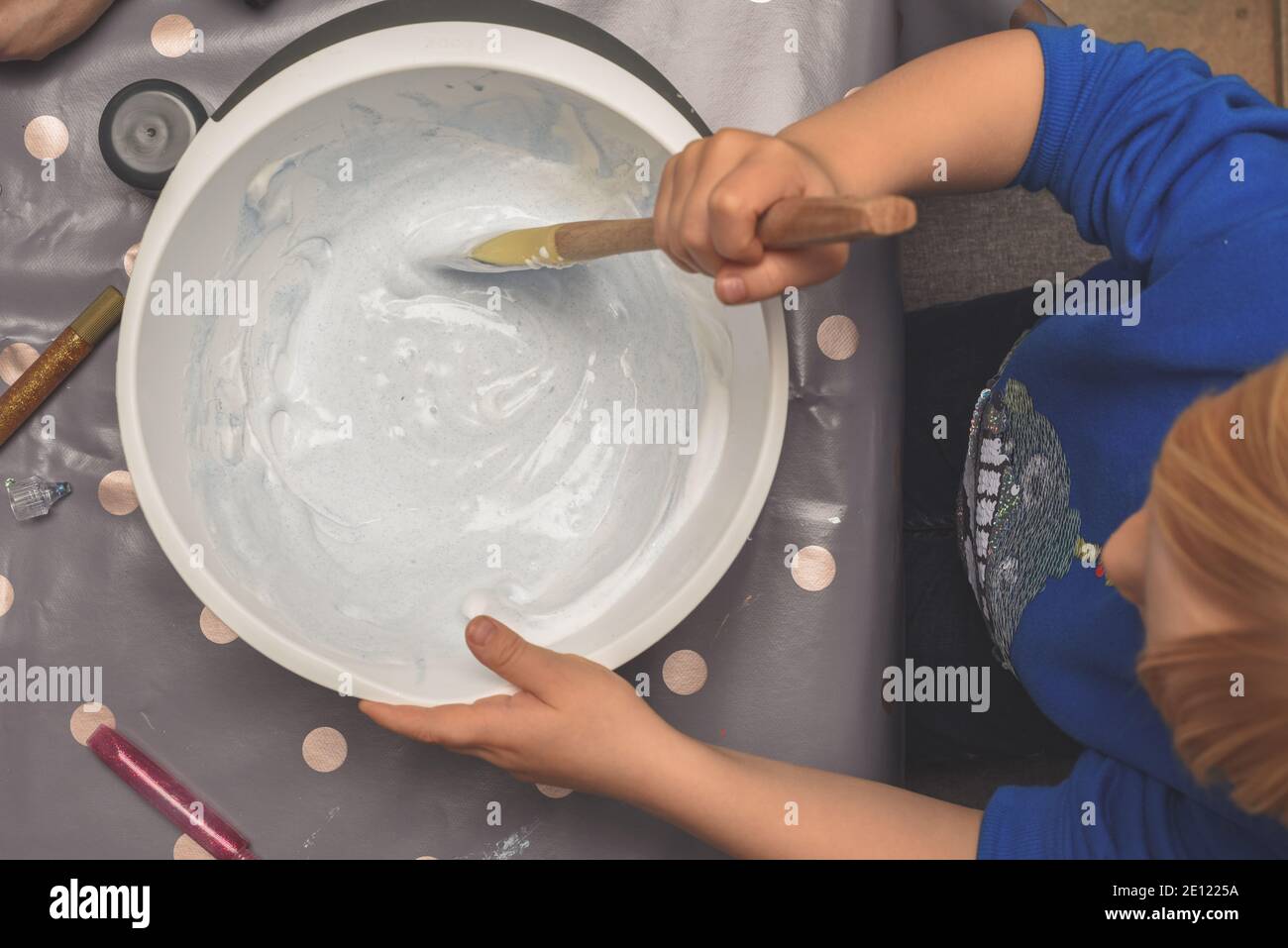 Kinder Aktivität der Schleim als Wissenschaft Experiment für Kinder im Haus zu tun Stockfoto