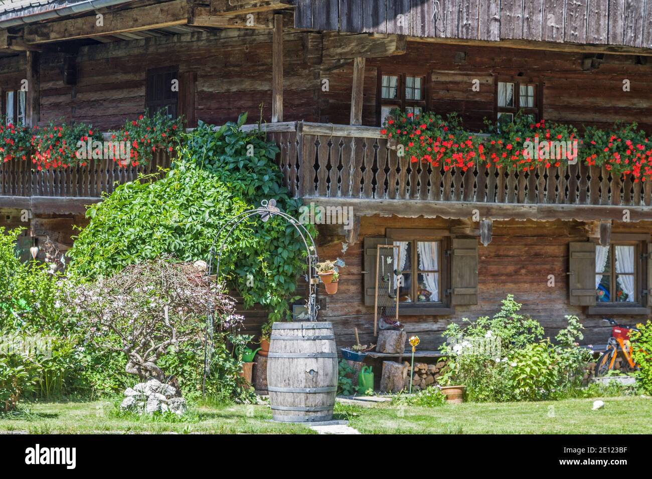 Traditionelle Bauernhöfe Auf Dem Dorfplatz Von Graswang In Der Ammer Valley Stockfoto