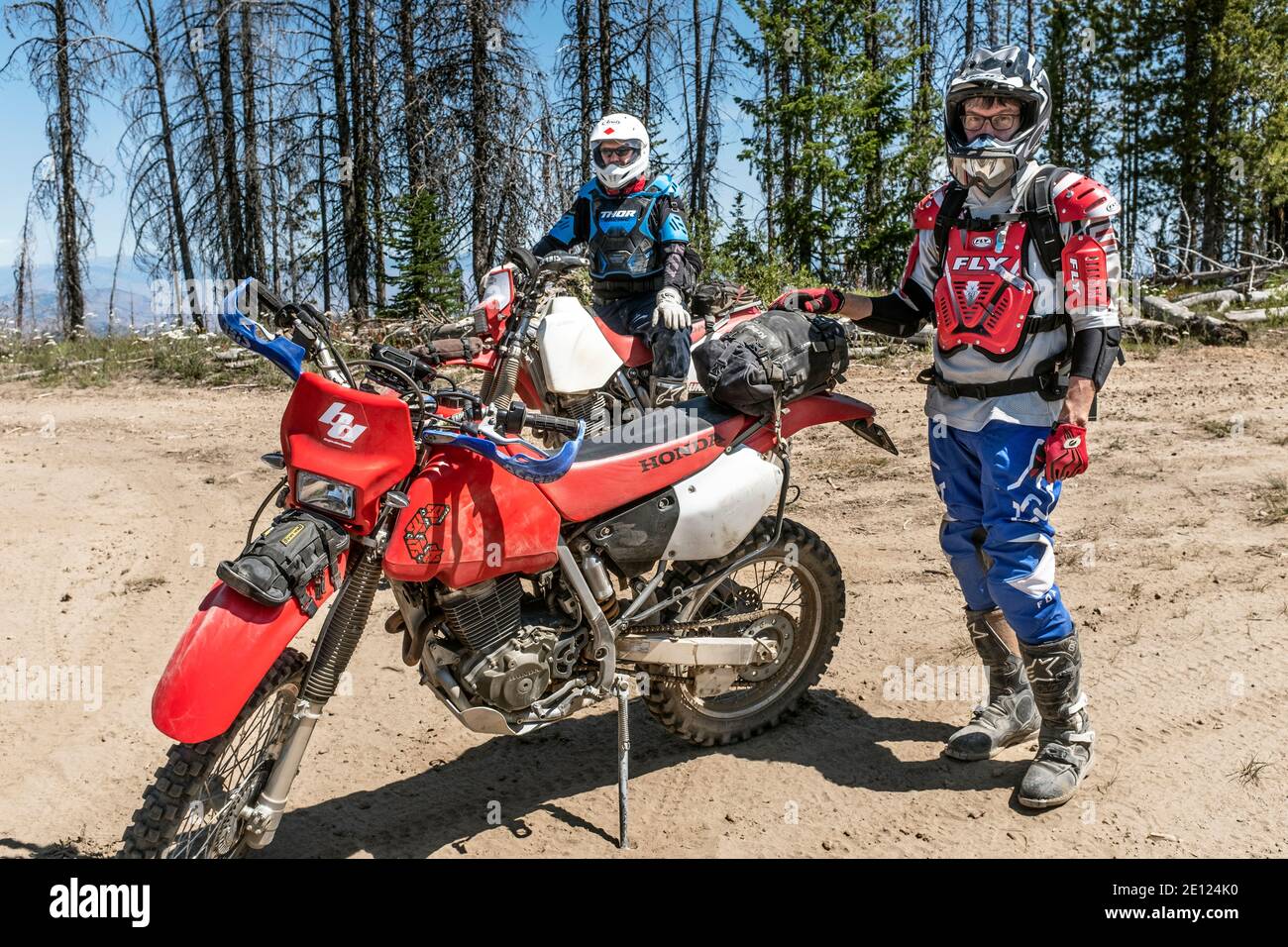 WA17502-00..... WASHINGTON - Chuck und Tony auf alternativen Transport in Richtung Norden auf der BDR, Backcountry Discovery Route Washington Stockfoto