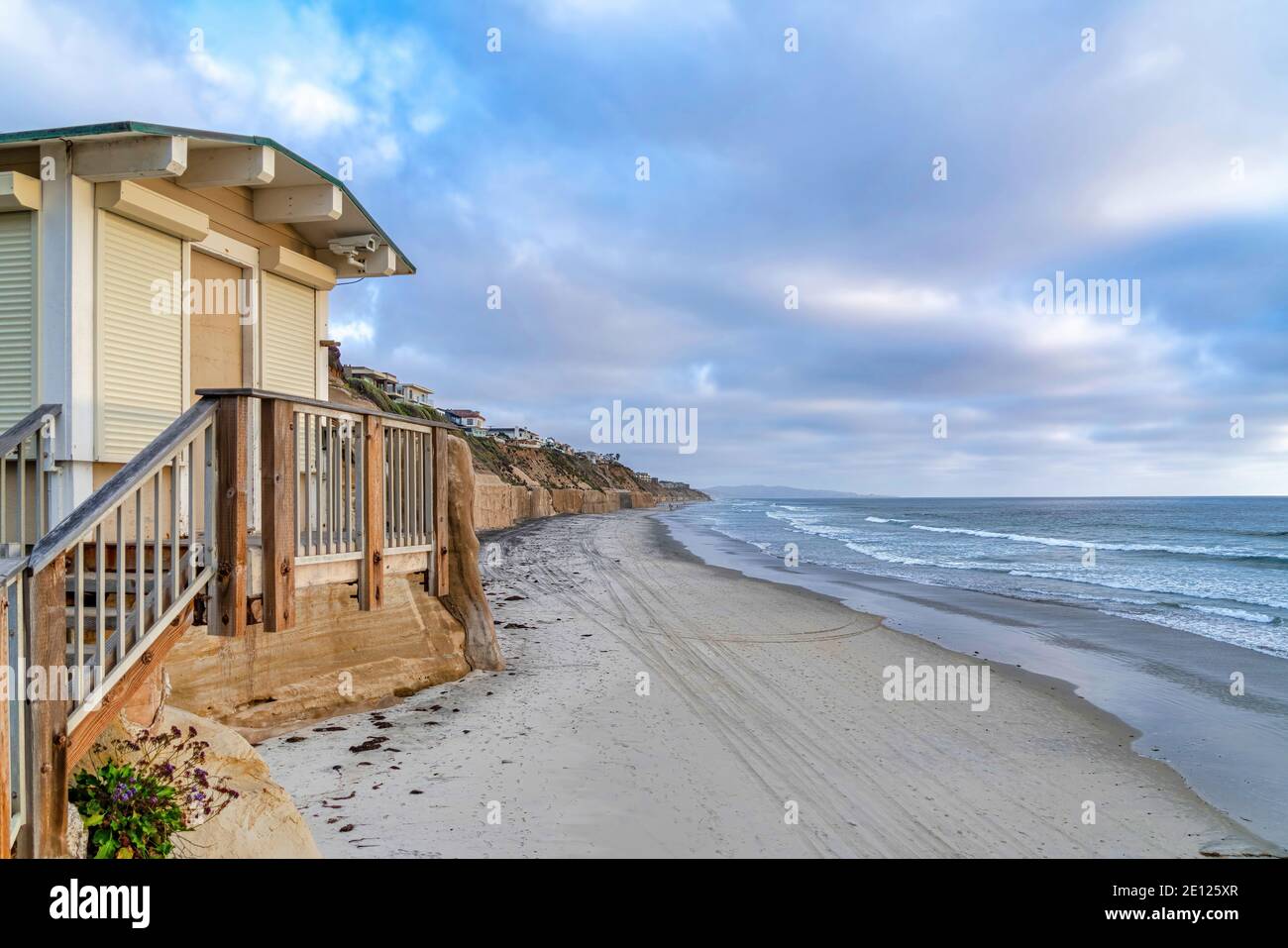 Strandhaus mit Blick auf das Meer und wolkigen blauen Himmel in San Diego, Kalifornien Stockfoto