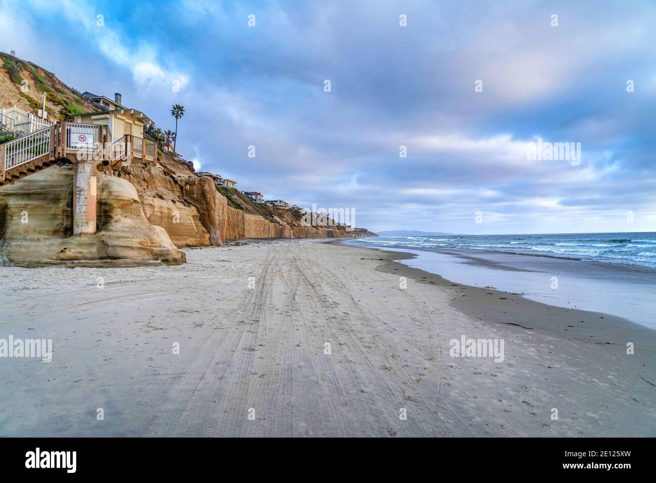 Häuser am Meer mit Blick auf den Sandstrand und Blau Meerwasser in San Diego CA Stockfoto