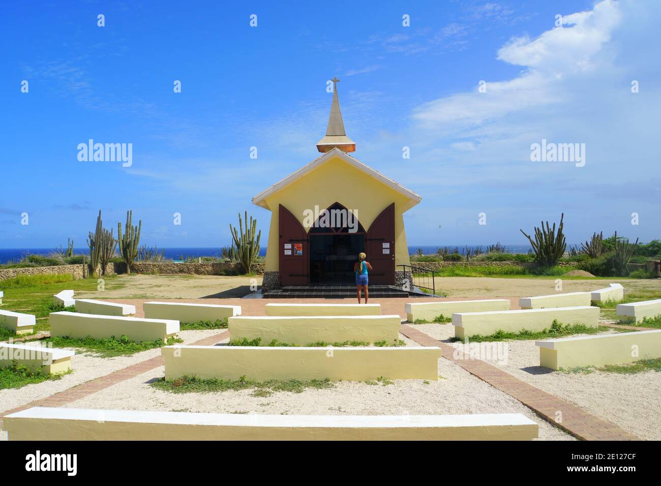Noord, Aruba - 17. November 2018 - Touristen besuchen Alto Vista Chapel Stockfoto