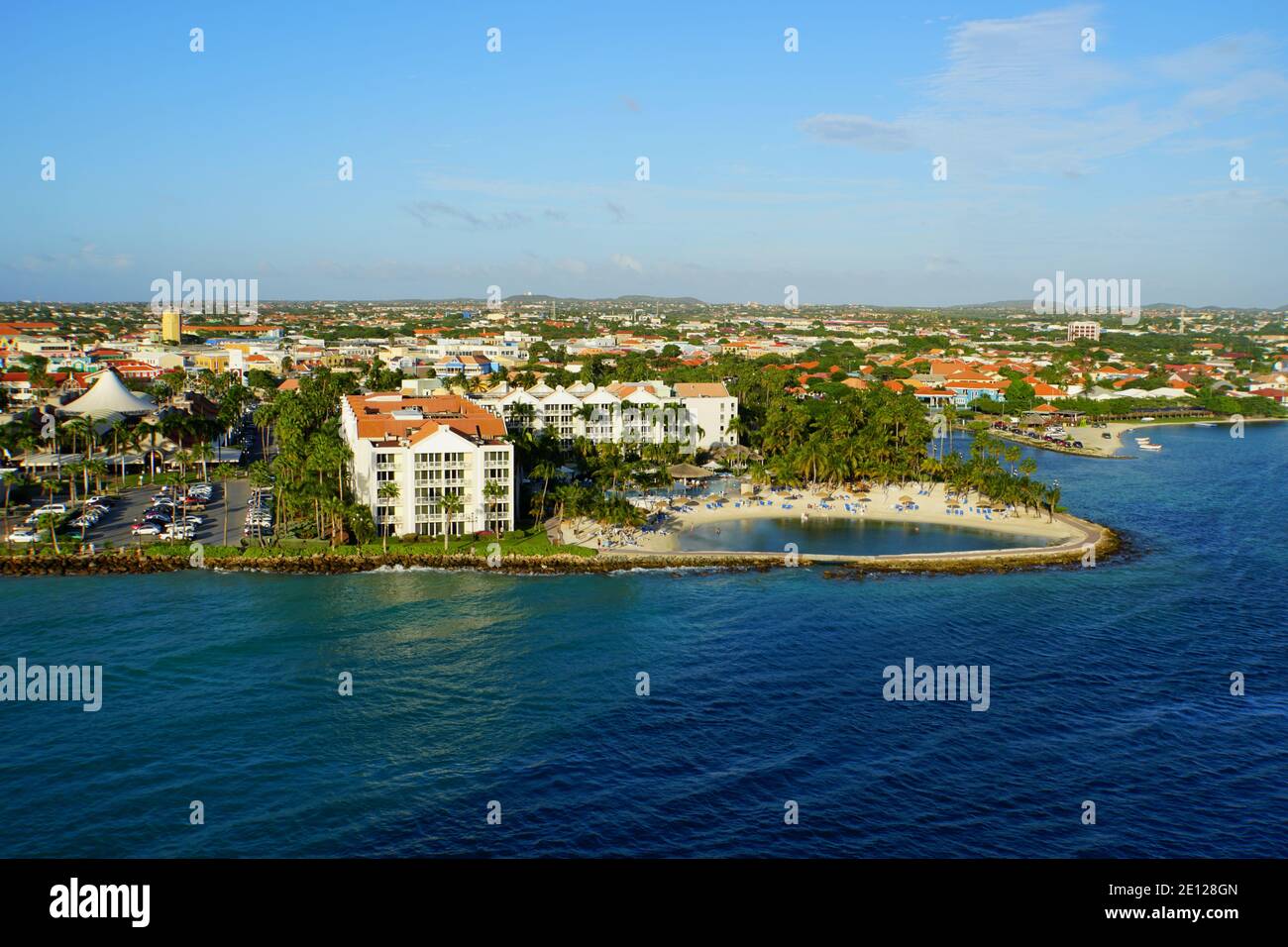 Oranjestad, Aruba - 17. November 2018 - der Blick auf die Resorts an der Bucht Stockfoto