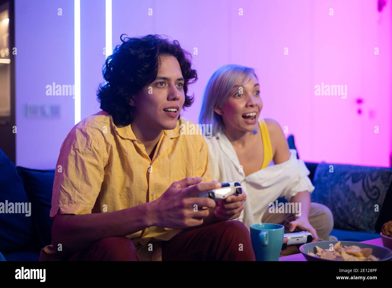 Foto von jungen Paar spielen Videospiele zu Hause bei Nacht Stockfoto