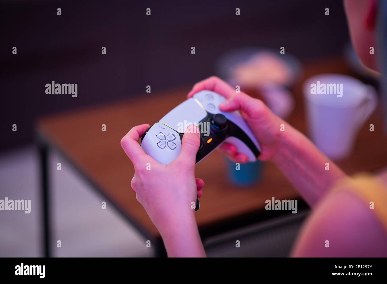 Nahaufnahme der Hände einer Spielerin, die Videospiele auf der PlayStation 5-Spielkonsole mit DualSense PS5-Joystick spielt. Moskau - November 28 2020. Stockfoto