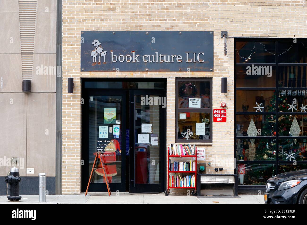 Book Culture LIC, 26-09 Jackson Ave, Queens, New York. NYC-Schaufensterfoto eines Buchladens in Long Island City. Stockfoto