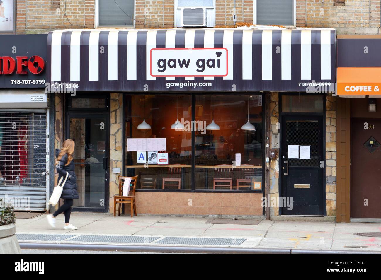 Heng Thai, 23-06 Jackson Ave, Queens, NY. Außenfassade eines thailändischen Restaurants in Long Island City. Ehemalige Schaufenster von GAW Gai, die geschlossen. Stockfoto