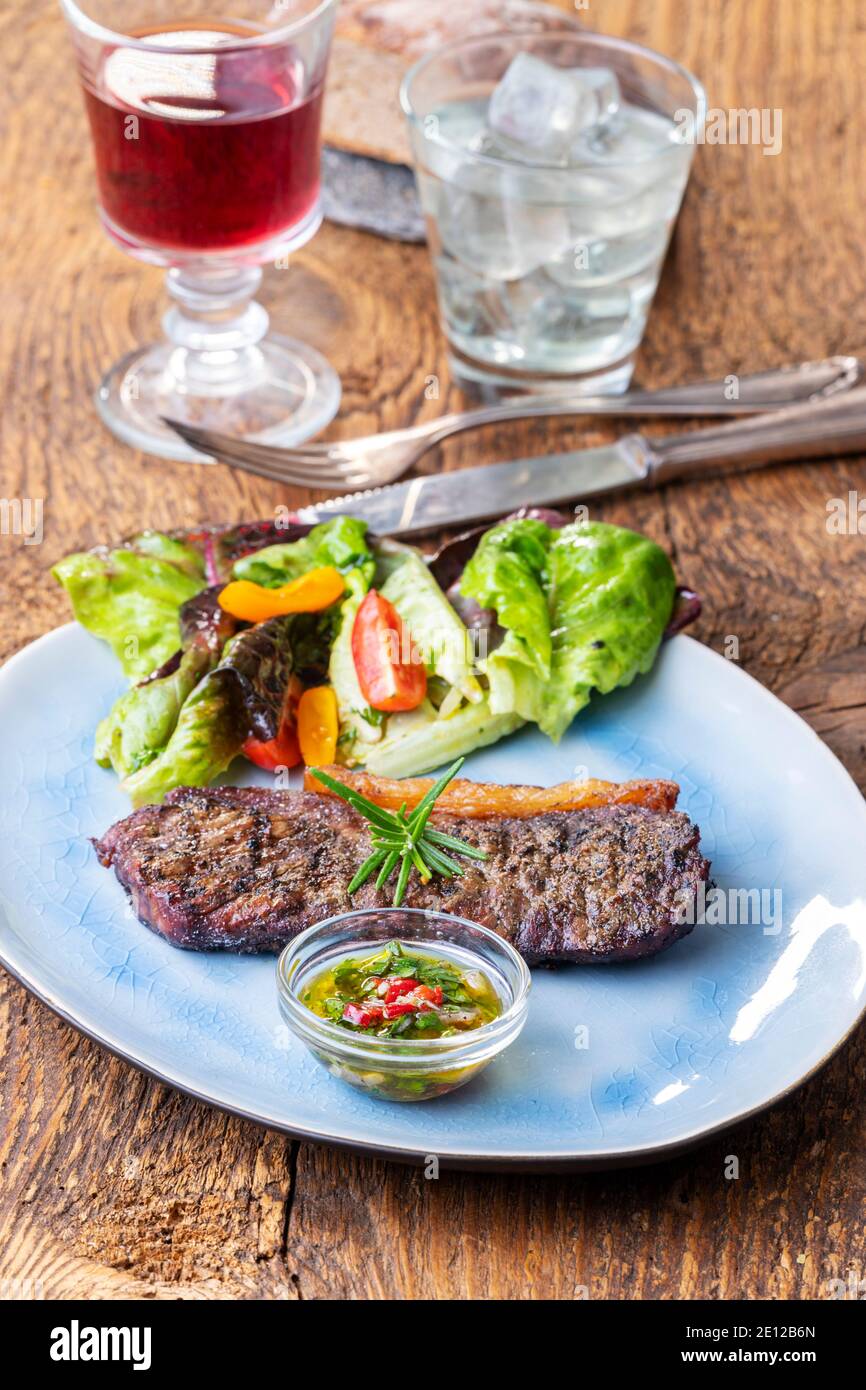Steak Mit Chimichurri Stockfoto