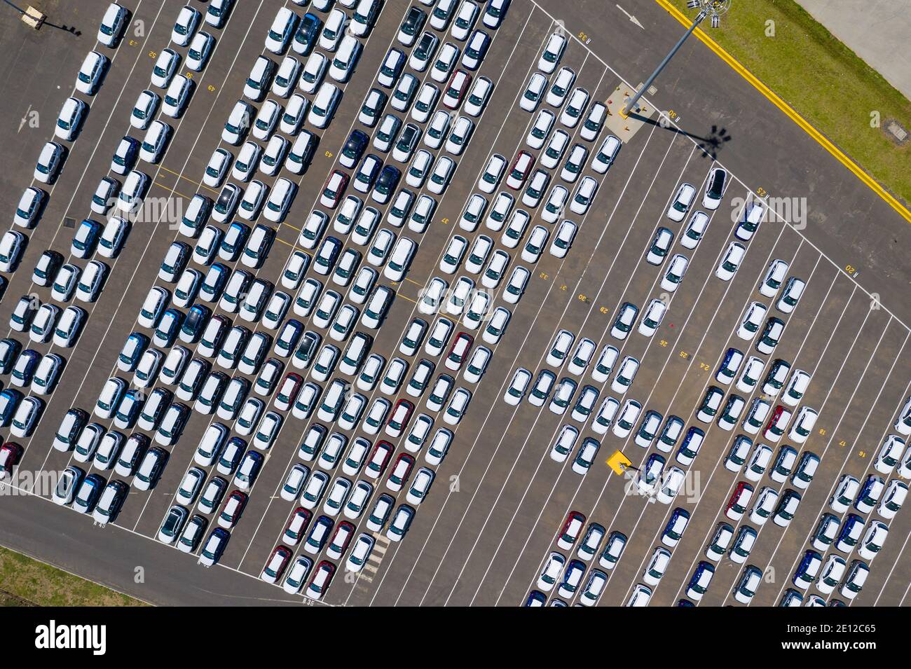 Luftaufnahme von oben nach unten Foto von den neuen Autos bei der Schifffahrt Hafen in Australien Stockfoto
