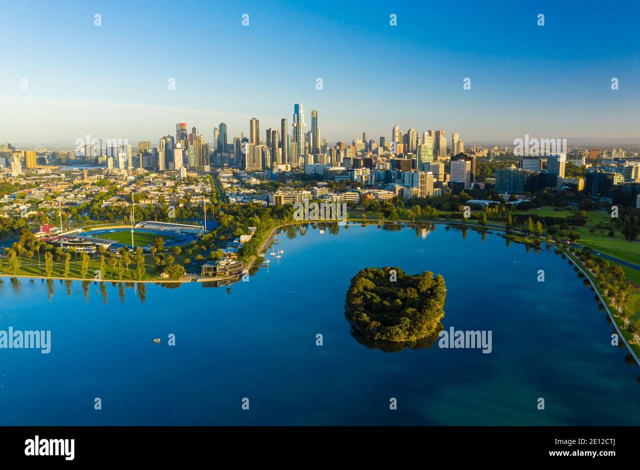 Luftbild des wunderschönen Parks und des Geschäftsviertels von Melbourne bei Sonnenaufgang Stockfoto