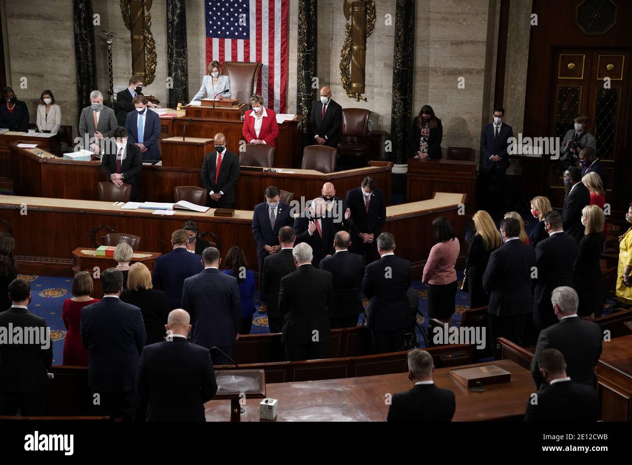 Republikanische Mitglieder des US-Repräsentantenhauses aus Louisiana, darunter der Repräsentant Mike Johnson, der Repräsentant Steve Scalise, der Repräsentant Clay Higgins und der Repräsentant Garret Graves, führen das Repräsentantenhaus in einem Moment des Schweigens für den gewählten Vertreter von Louisiana, Luke Letlow, an. Der an der Coronavirus-Krankheit (COVID-19) starb, nur wenige Tage bevor er seinen Amtseid als neu gewählter Repräsentant auf dem Boden der Kammer des Repräsentantenhauses während der ersten Sitzung des 117. Kongresses auf dem Capitol Hill in Washington, DC am Sonntag, dem 3. Januar 2021, abgelegt hätte. Poolfoto von Erin Scott/UPI Stockfoto