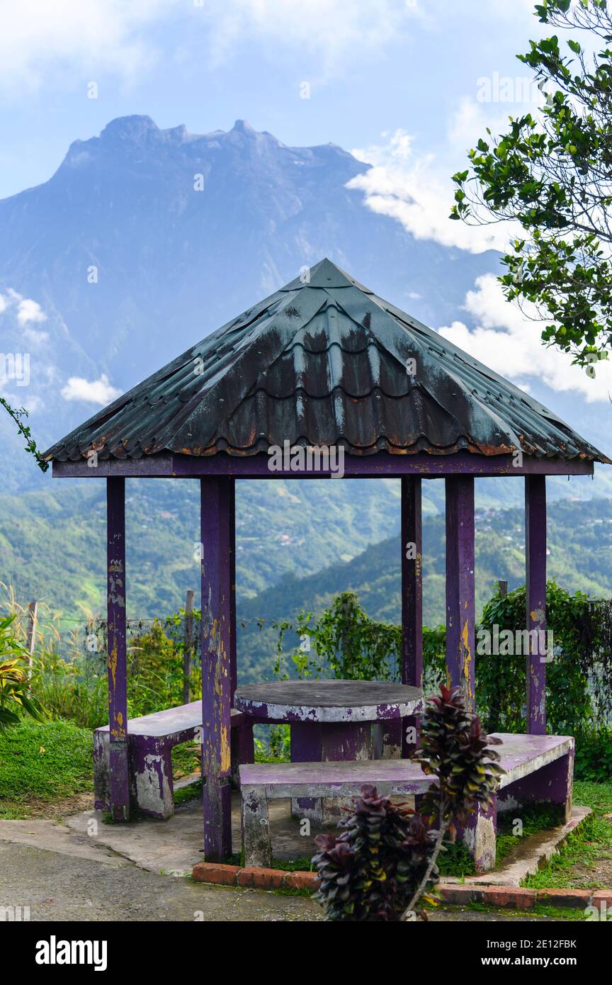Picknickplatz mit Blick auf den Kinabalu in Sabah, Malaysia Stockfoto