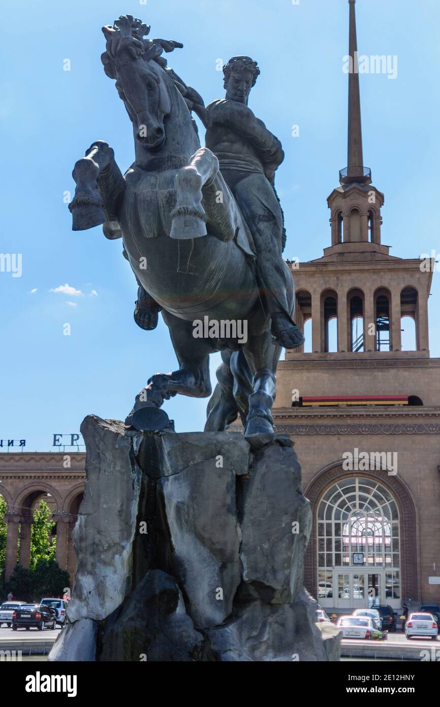 Jerewan, Armenien - 1. Juni 2016: Statue von Sasuntsi Davit vor dem Hauptbahnhof Stockfoto