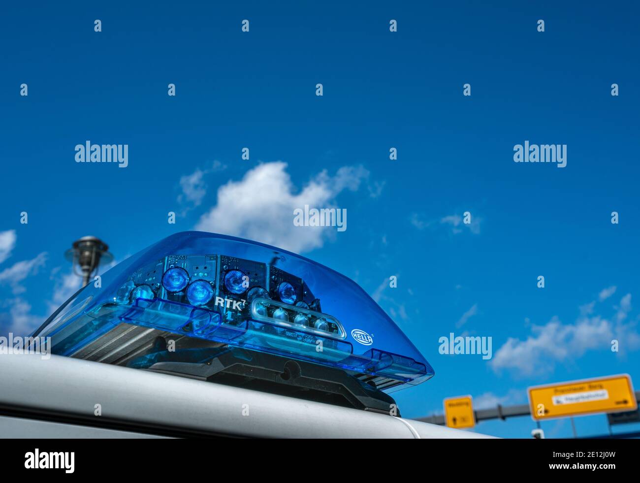 Blaues Licht auf EINEM Polizeifahrzeug Stockfoto