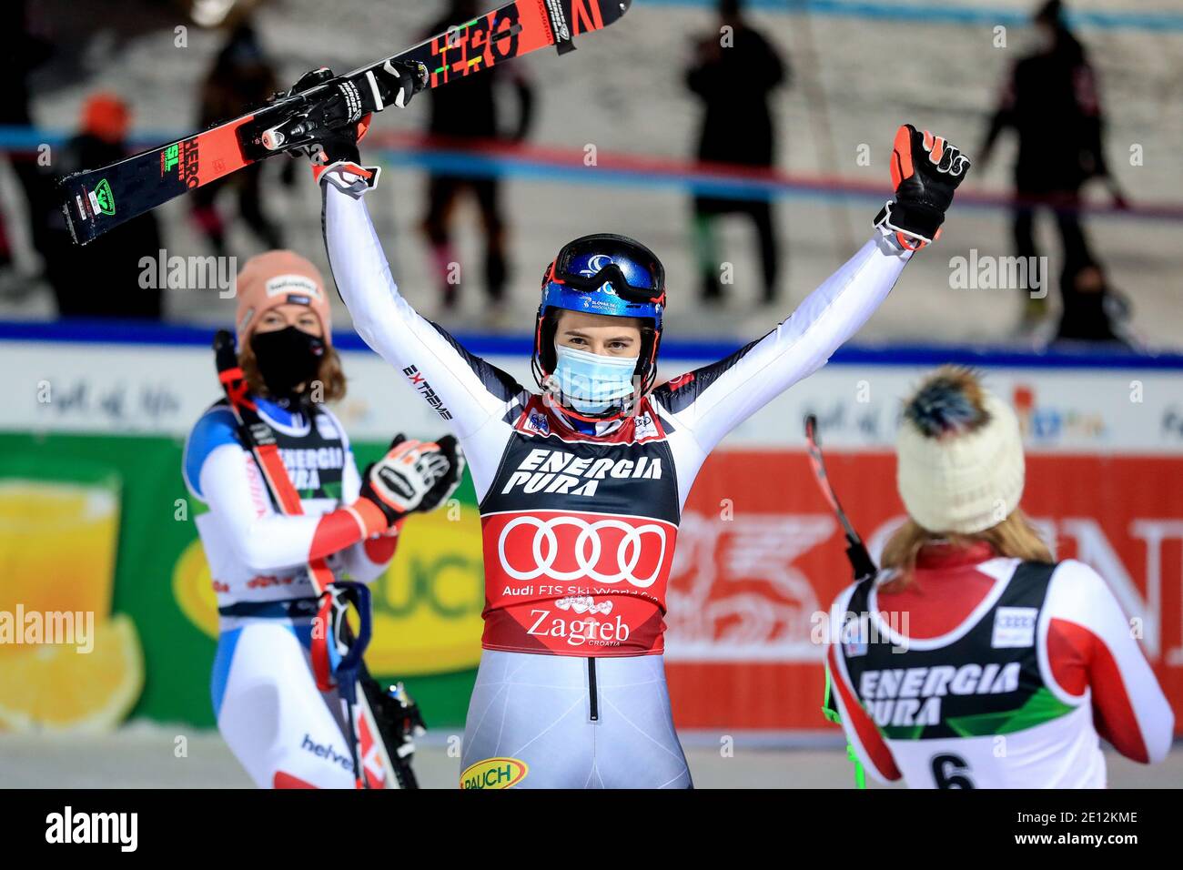(210104) -- ZAGREB, 4. Januar 2021 (Xinhua) -- Petra Vlhova aus der Slowakei feiert nach dem Gewinn des FIS Alpine Ski Women's World Cup Slalom in Zagreb, Kroatien, 3. Januar 2021. (Luka Stanzl/Pixsell über Xinhua) Stockfoto