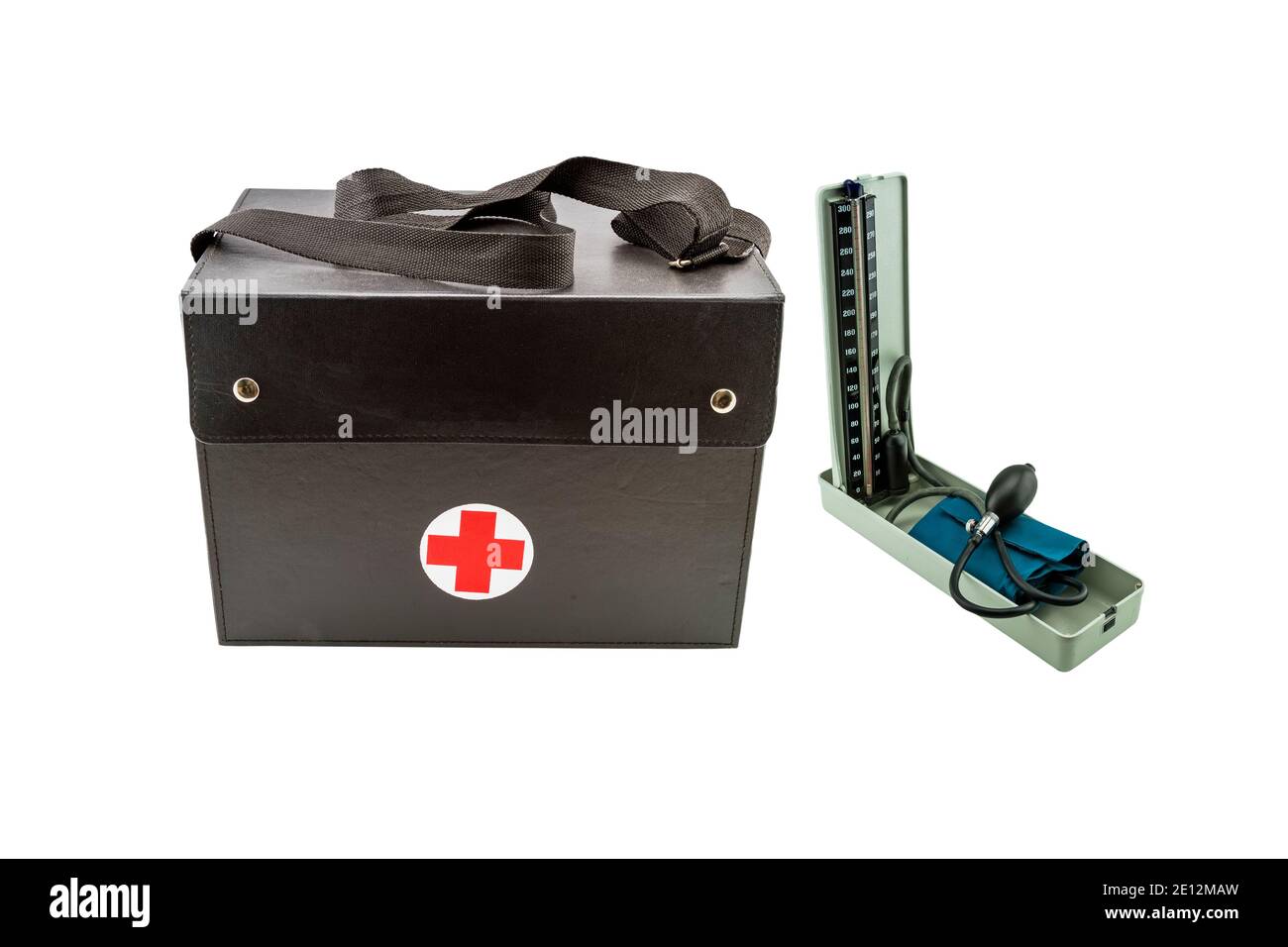 Nahaufnahme Hausanruf, Arzttasche und alten Stil Blutdruck-Monitor-Tool ( Manometer ) isoliert auf weißem Hintergrund. Stockfoto