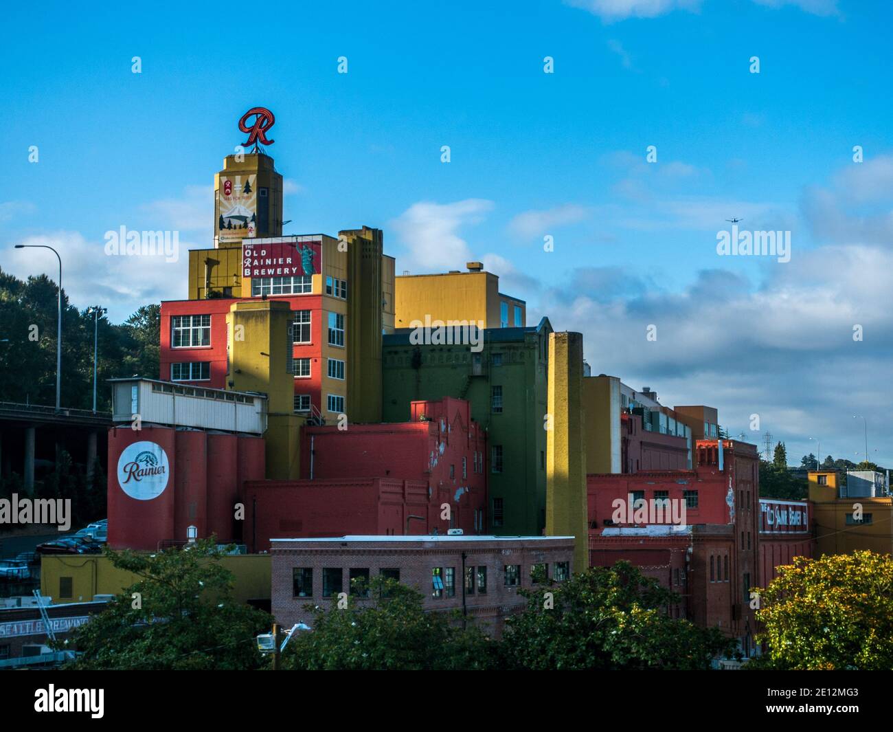 Seattle's berühmte Old Rainier Brewery befindet sich auf der Westseite der I-5, nördlich des Spokane St Viadukts. Stockfoto