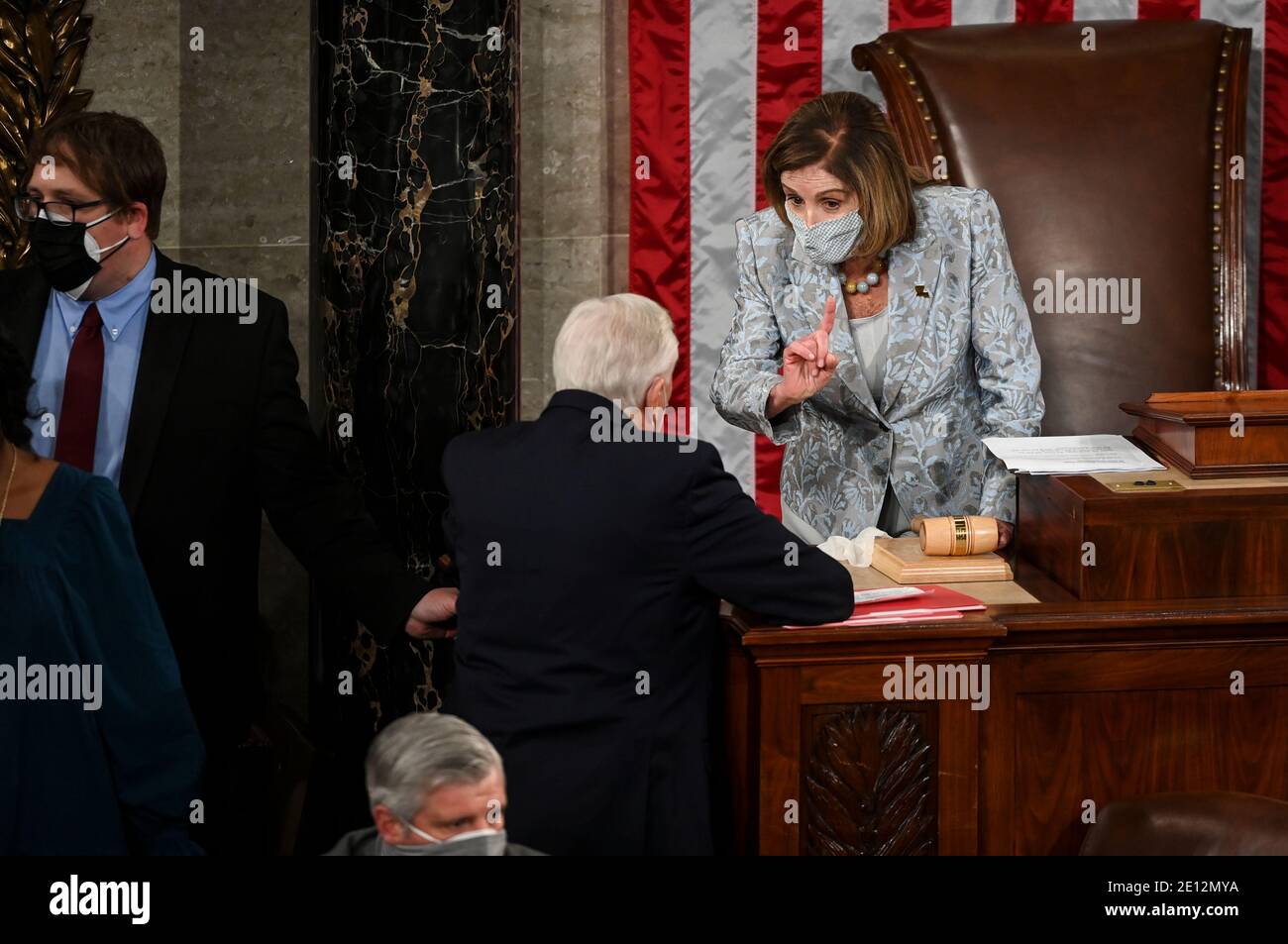 Die Sprecherin des Repräsentantenhauses der Vereinigten Staaten, Nancy Pelosi (Demokratin von Kalifornien), rechts, spricht mit dem Mehrheitsführer des US-Repräsentantenhauses, Steny Hoyer (Demokrat von Maryland), links, Nachdem ein republikanisches Mitglied eine Abstimmung über eine Resolution erzwang, um neue Mitglieder aus jenen Staaten auszuschließen, in denen der Präsident die Wahlergebnisse bestritten hat, um am Eröffnungstag des 117. Kongresses im US-Kapitol in Washington, DC am 03. Januar 2021 vereidigt zu werden. Kredit: Bill O'Leary/Pool über CNP /MediaPunch Stockfoto