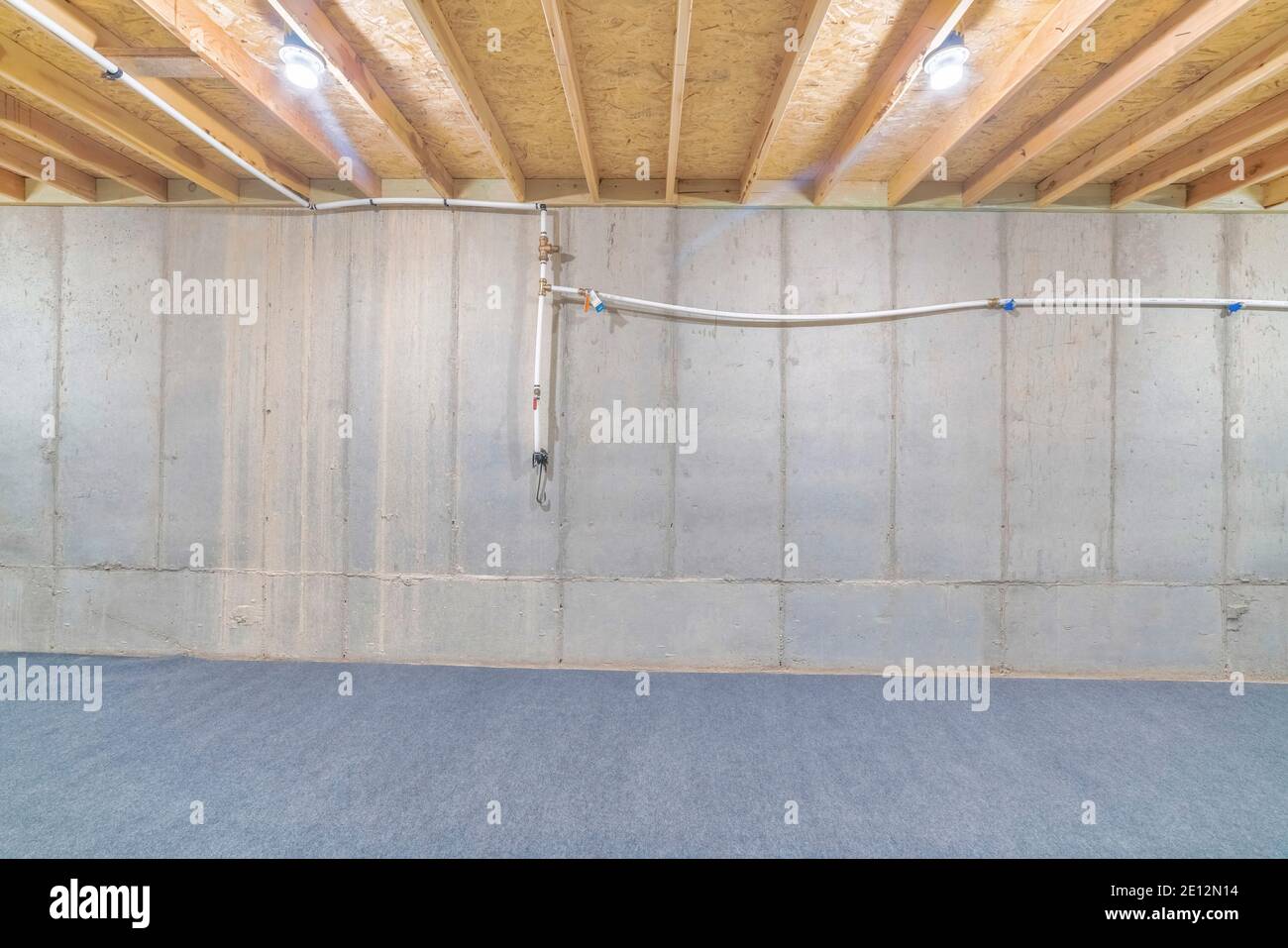 Kühlraum Innenraum des Hauses mit isolierter Wand und Deckenleuchten Stockfoto