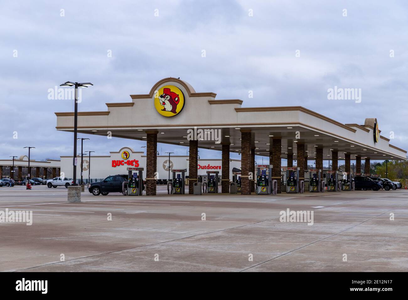 Luling, TX, USA - 31. Dezember 2020: Buc-ee's 24-Stunden-Geschäft und Tankstelle Stockfoto