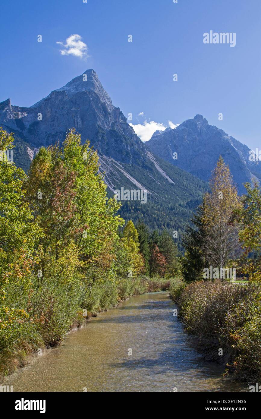 Der Loisach, der sich nur wenige Kilometer entfernt an den Hängen des Fernpasses erhebt, fließt durch das Ehrwalder Talbecken Stockfoto