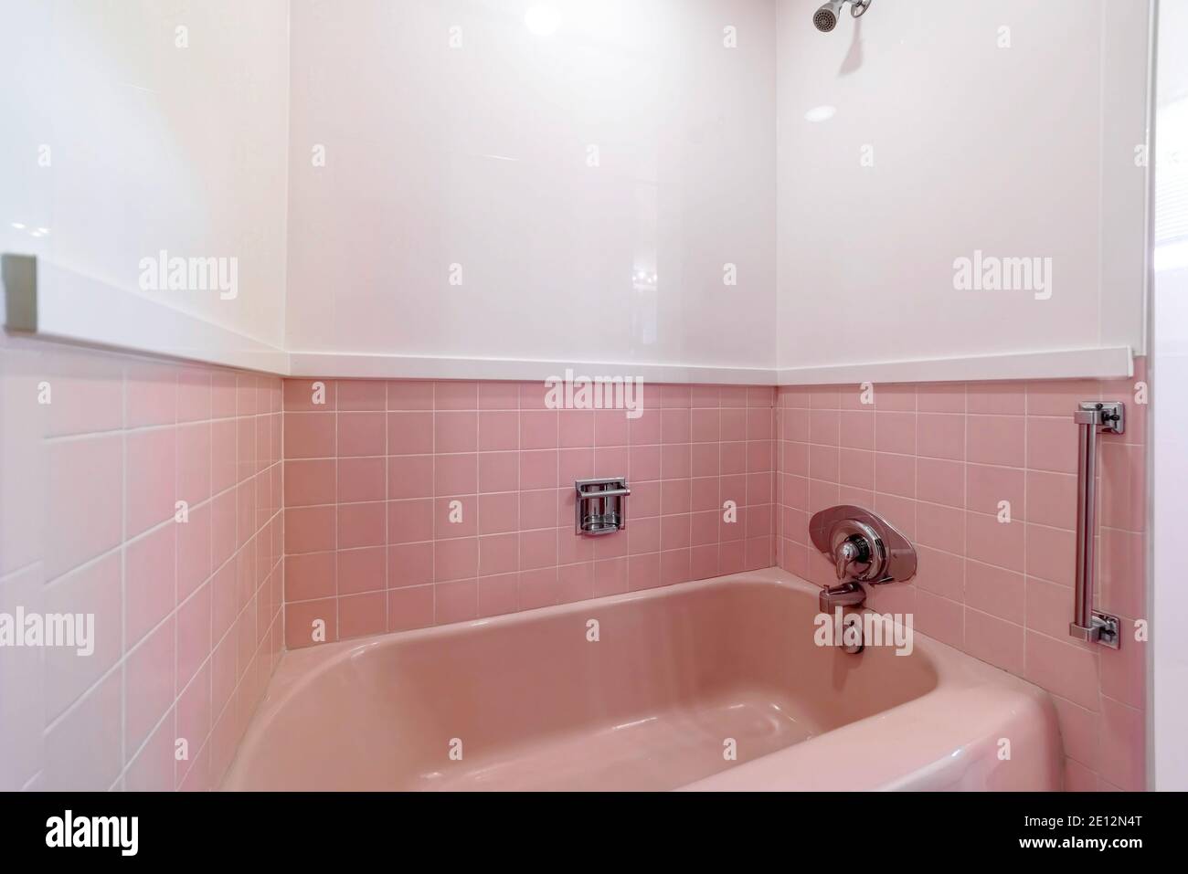 Pinke Badewanne und rosa Fliesen an der Wand im Badezimmer Eines Wohnhauses  Stockfotografie - Alamy